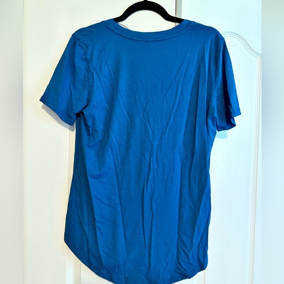 The Group Babiton Aritzia medium blue v-neck t-shirt size Medium - Picture 3 of 5